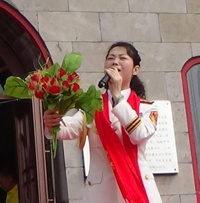军中百灵陈映如中华龙凤节演唱《我爱你中国》